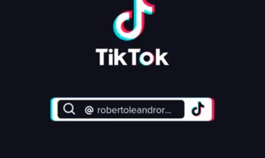 In the midst of a heatwave in Rio de Janeiro, beach goers are seen throughout entire 4 km stretch of beach at 1am