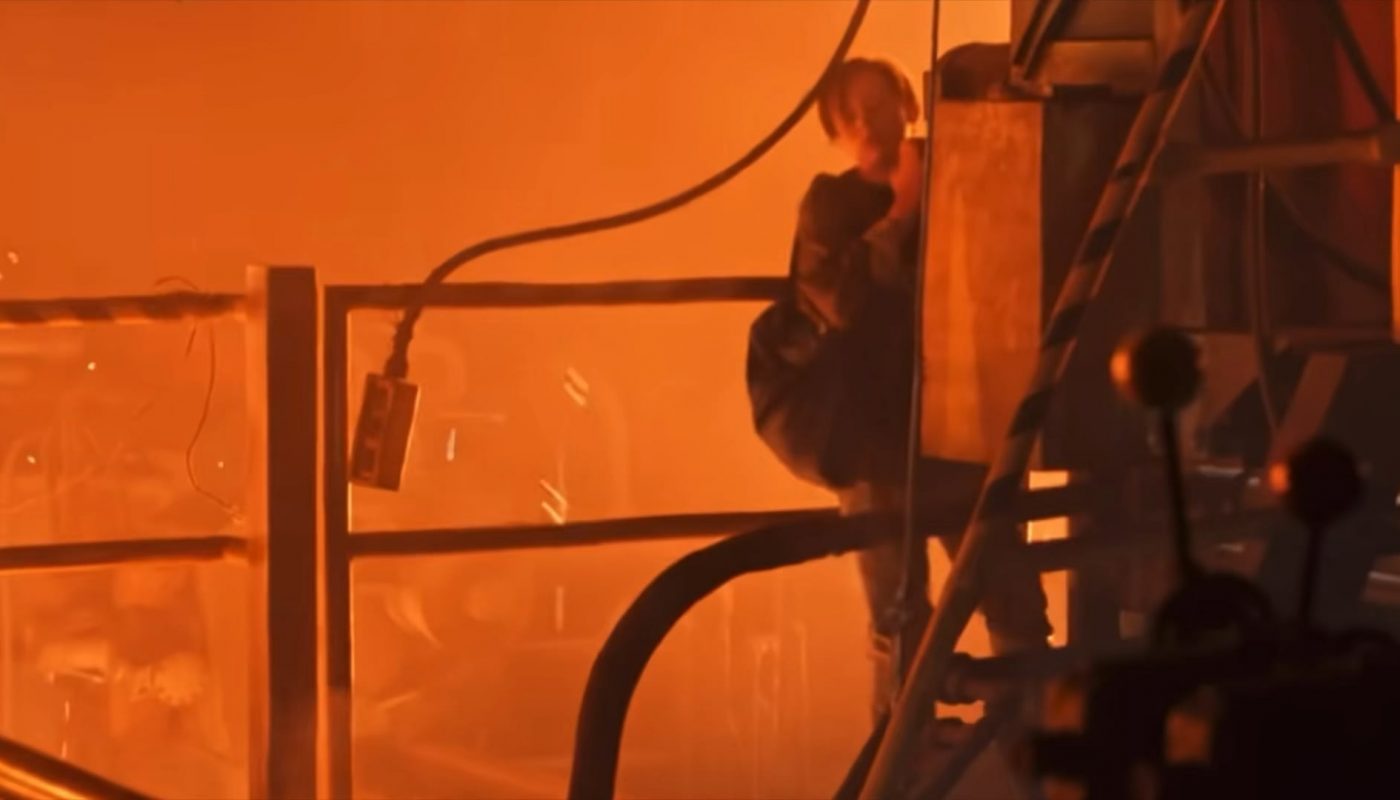 In this Terminator 2 reunion scene, the Sarah Connors were actually two different persons. Linda Hamilton's twin sister Leslie worked hard to get into similar shape as her and completed the moment.