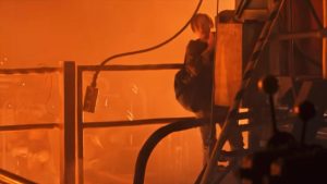 In this Terminator 2 reunion scene, the Sarah Connors were actually two different persons. Linda Hamilton's twin sister Leslie worked hard to get into similar shape as her and completed the moment.