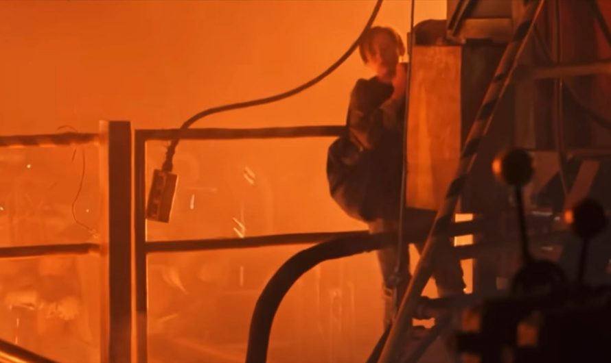 In this Terminator 2 reunion scene, the Sarah Connors were actually two different persons. Linda Hamilton’s twin sister Leslie worked hard to get into similar shape as her and completed the moment.