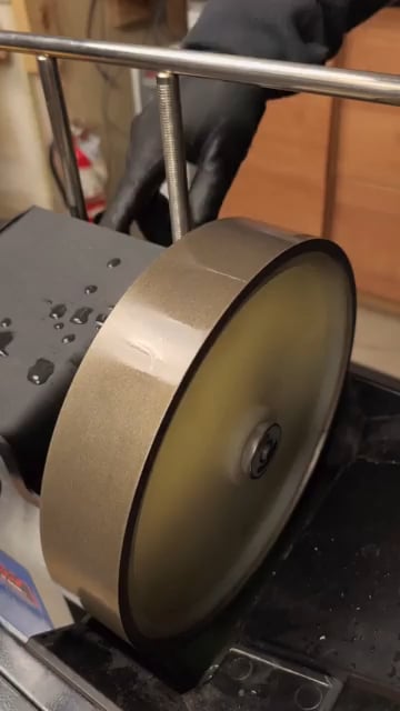 Knife grinding machine