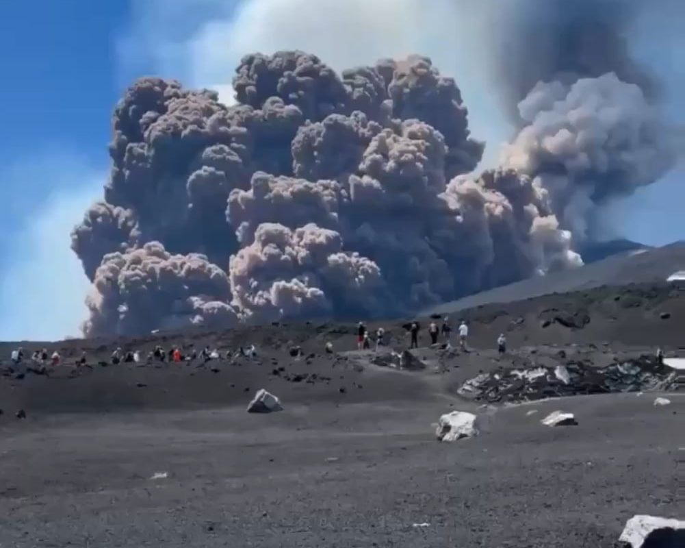 MASSIVE VOLCANO ERUPTION IN ITALY Tourist seen running to safety. 🌋