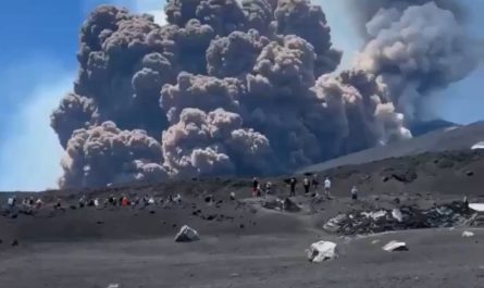 MASSIVE VOLCANO ERUPTION IN ITALY Tourist seen running to safety. 🌋