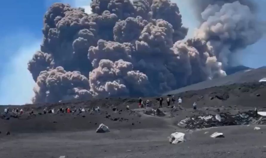 MASSIVE VOLCANO ERUPTION IN ITALY Tourist seen running to safety. 🌋