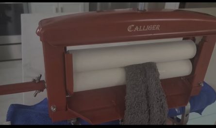 Manual laundry wringer