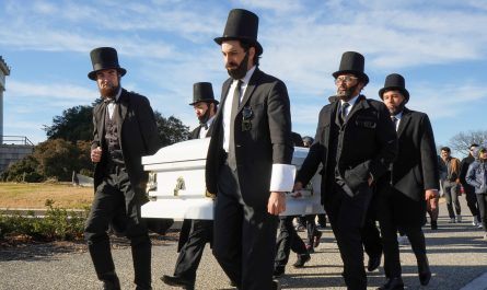People dressed as Lincoln carrying a casket for the penny at the Lincoln Memorial