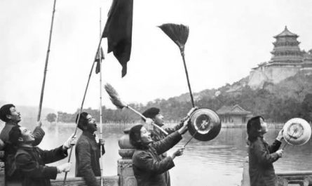 People scaring sparrows during China’s Four Pests Campaign (1958–1962), which targeted rats, flies, mosquitoes, and sparrows—and later contributed to ecological imbalance and famine.