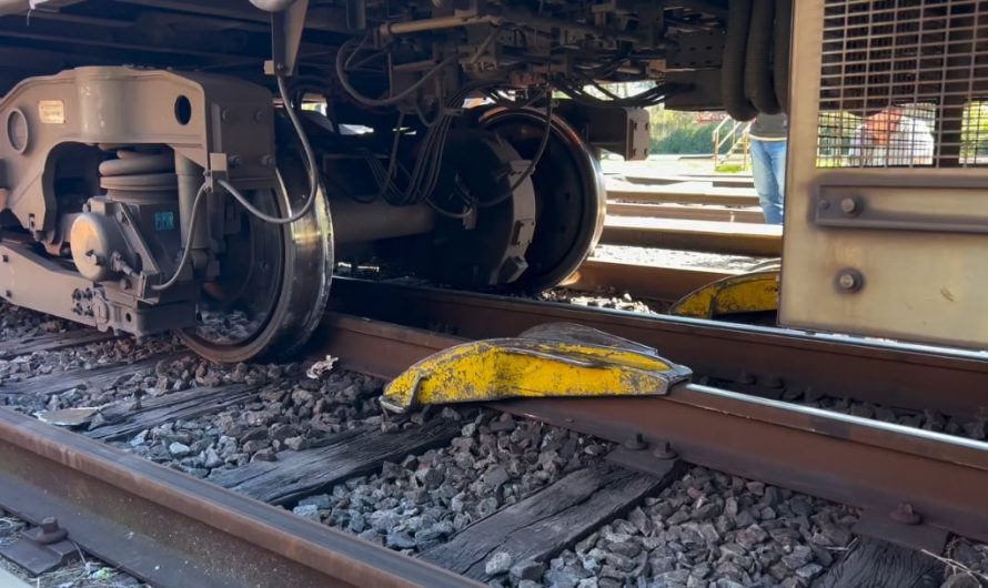 Re-railing a de-railed train car