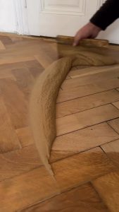 Saving old parquet flooring instead of replacing it – the right putty makes all the difference.