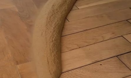 Saving old parquet flooring instead of replacing it – the right putty makes all the difference.