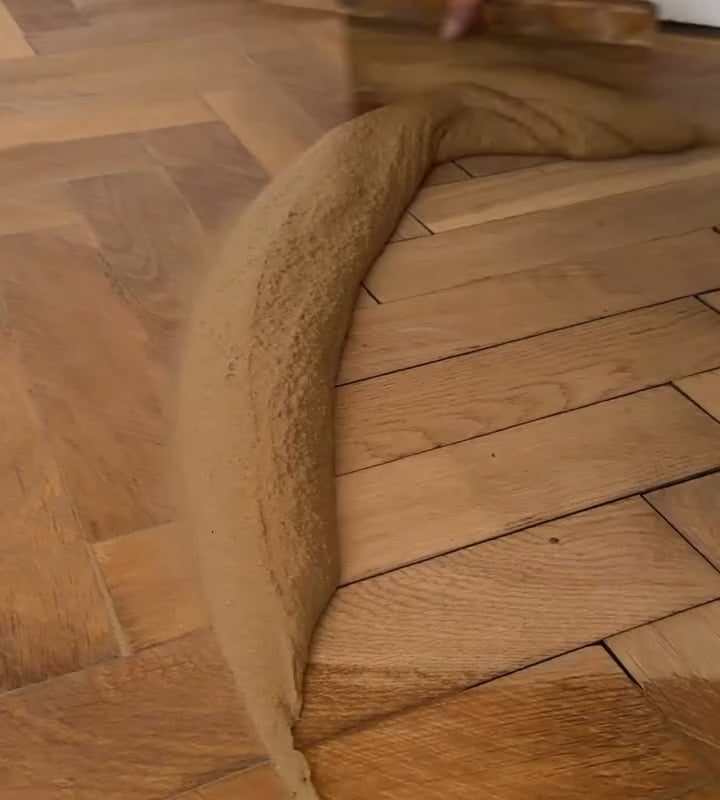 Saving old parquet flooring instead of replacing it – the right putty makes all the difference.
