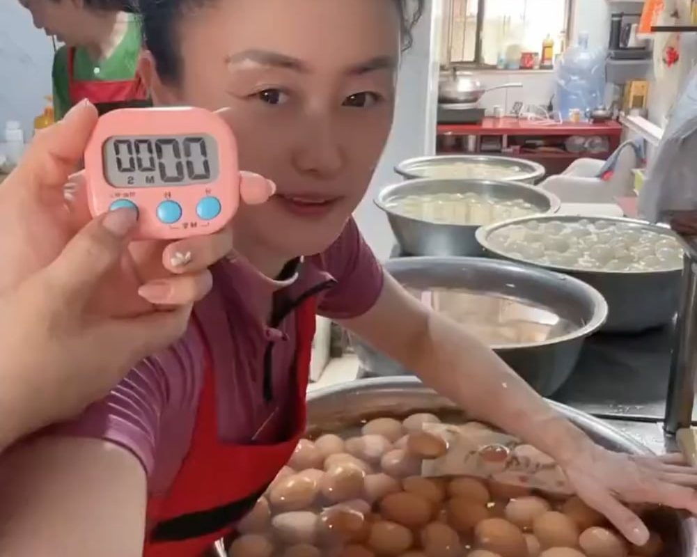 She peeled 91 eggs in 60 seconds…😳