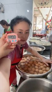 She peeled 91 eggs in 60 seconds…😳