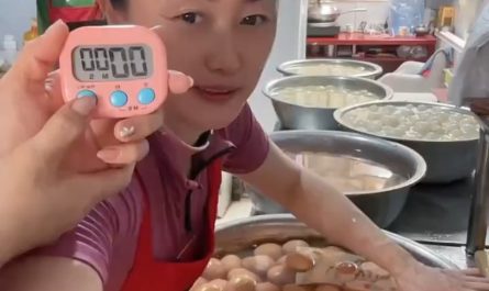 She peeled 91 eggs in 60 seconds…😳