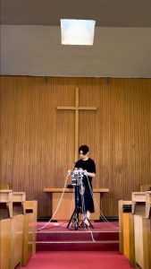 Spinning threads at high speed