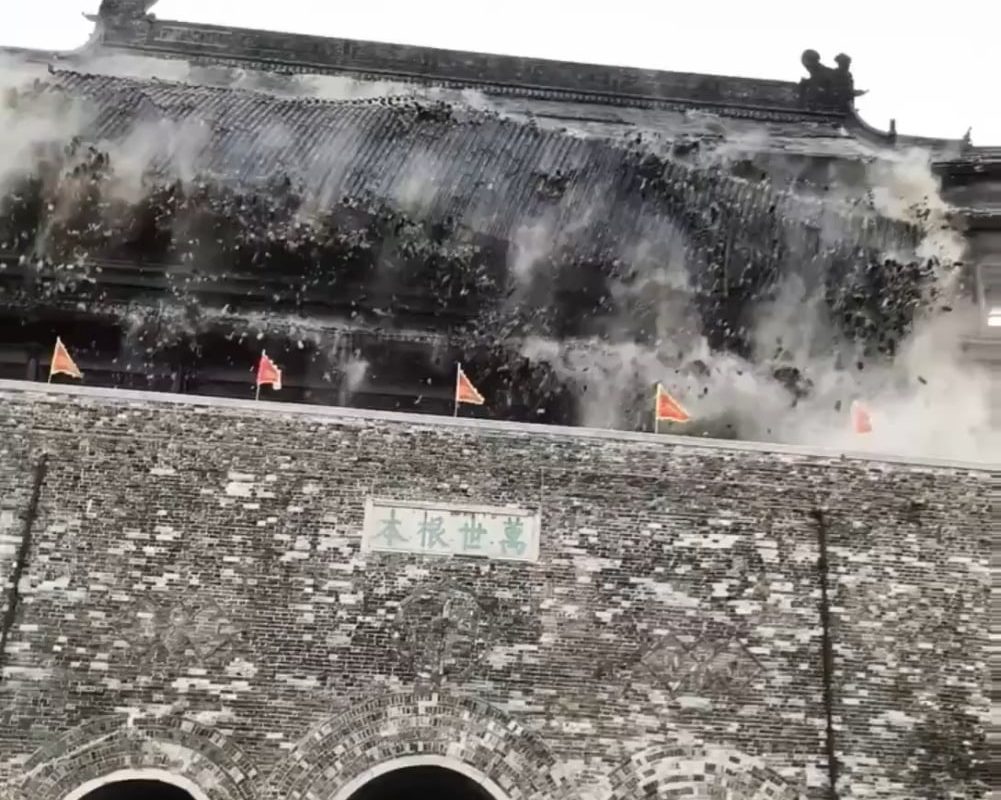 The roof of a 650-year-old drum tower in Anhui, China, collapses. 🤯