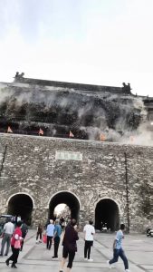 The roof of a 650-year-old drum tower in Anhui, China, collapses. 🤯