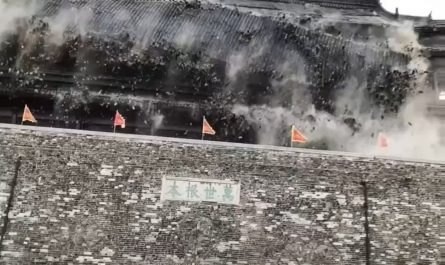 The roof of a 650-year-old drum tower in Anhui, China, collapses. 🤯