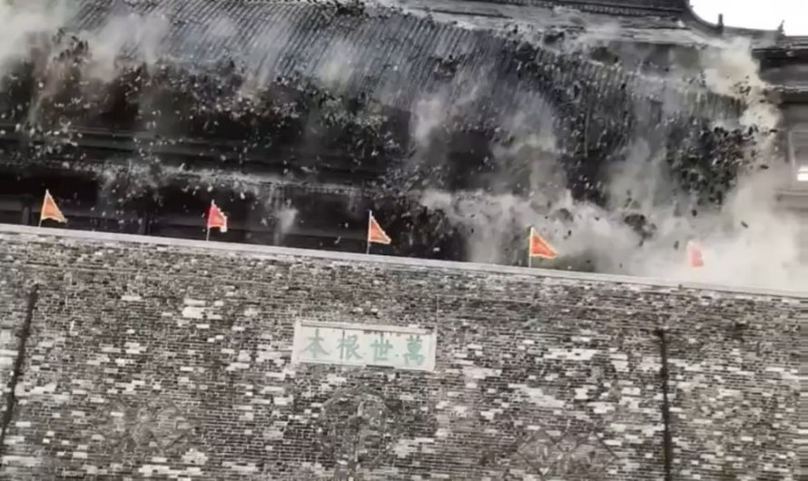 The roof of a 650-year-old drum tower in Anhui, China, collapses. 🤯