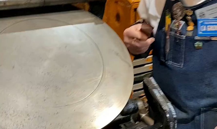 The sights and sounds of this amazing vintage printing machine.