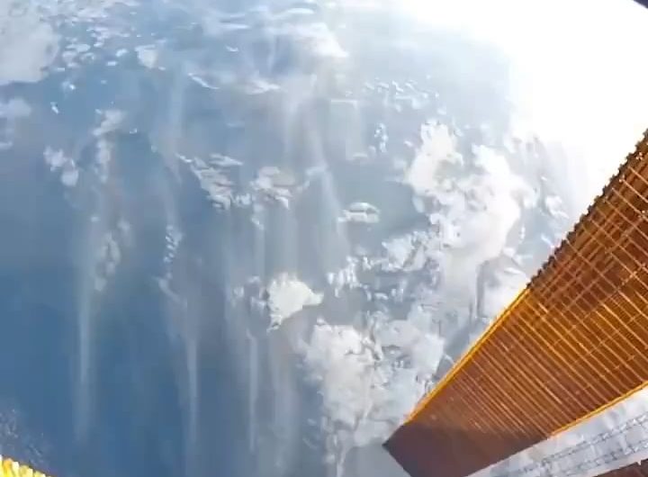 The view of Earth 🌍 seen by an astronaut 🧑‍🚀 while performing maintenance outside the International Space Station — absolutely breathtaking.