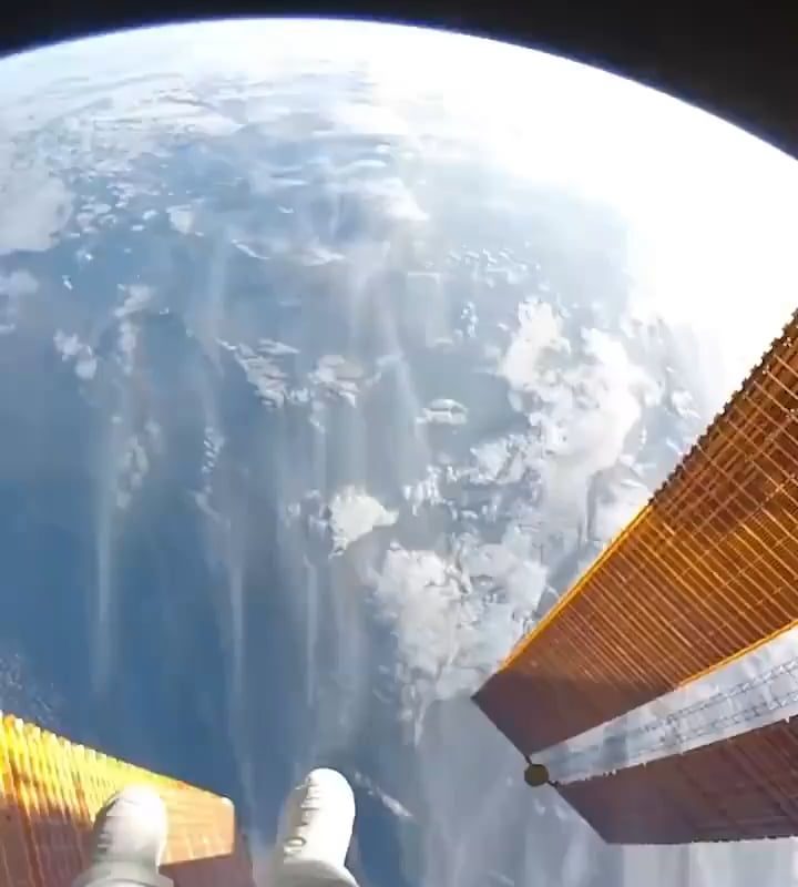 The view of Earth 🌍 seen by an astronaut 🧑‍🚀 while performing maintenance outside the International Space Station — absolutely breathtaking.