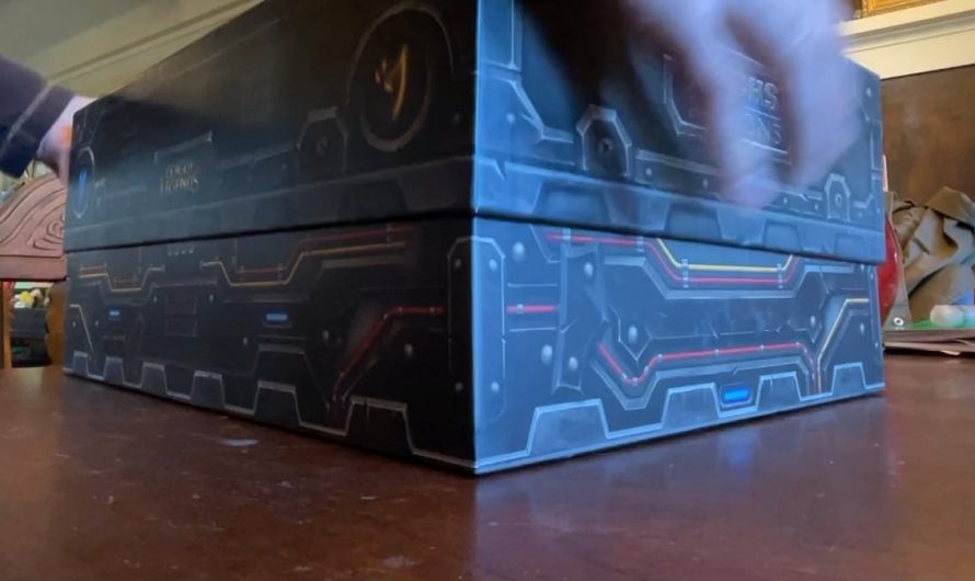 The way the top slides onto the box