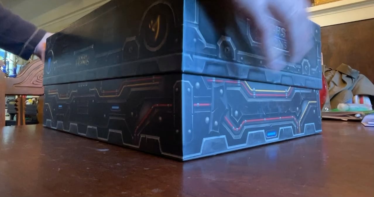 The way the top slides onto the box