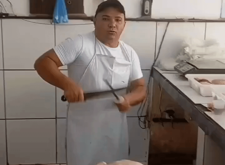 The way this guy cuts a chicken