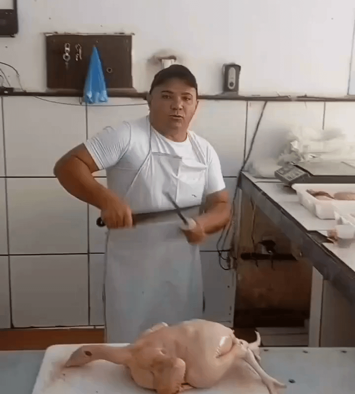 The way this guy cuts a chicken