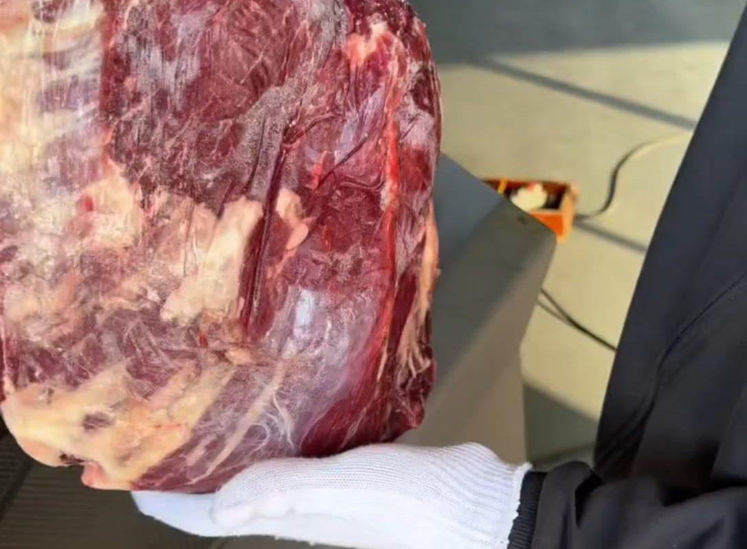 The way this meat slicer operates