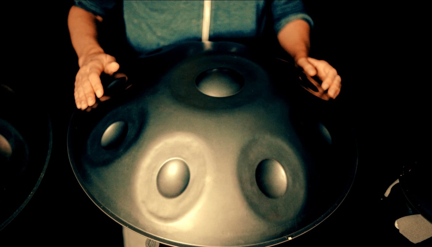 These handpan rolls getting faster and faster