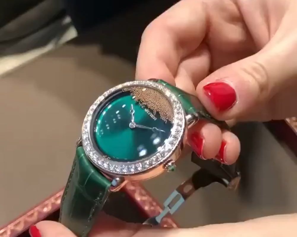 This Cartier Panthère displays a panther's head appears using 900 golden beads.