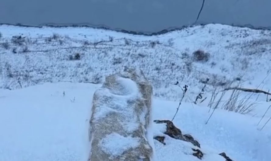 This Rock Breaking Ice Is Pure Satisfaction