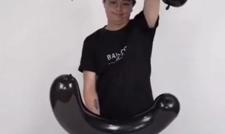 This artist made a life sized motorcycle from a balloons