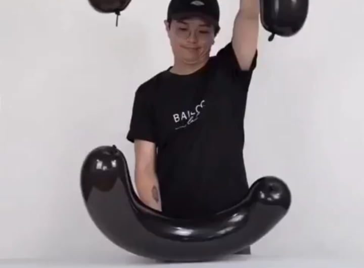 This artist made a life sized motorcycle from a balloons