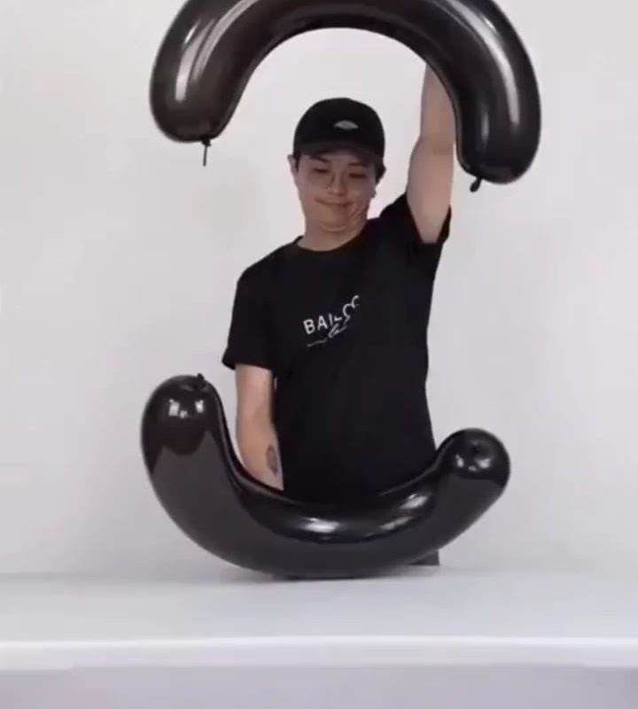 This artist made a life sized motorcycle from a balloons