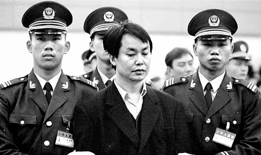 This guy right here once kidnapped the son of the richest man in Asia and ransomed him for more than 100 million dollars. But later, he would go on to kidnap the father as well and even ask him for advice on how to invest.