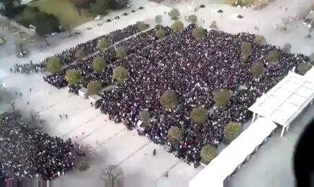 This is how crowd control at a comic book convention in Japan works
