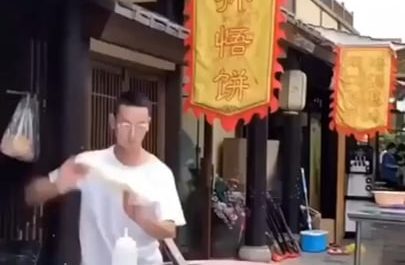 This man throughs dough on another level