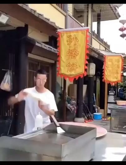 This man throughs dough on another level