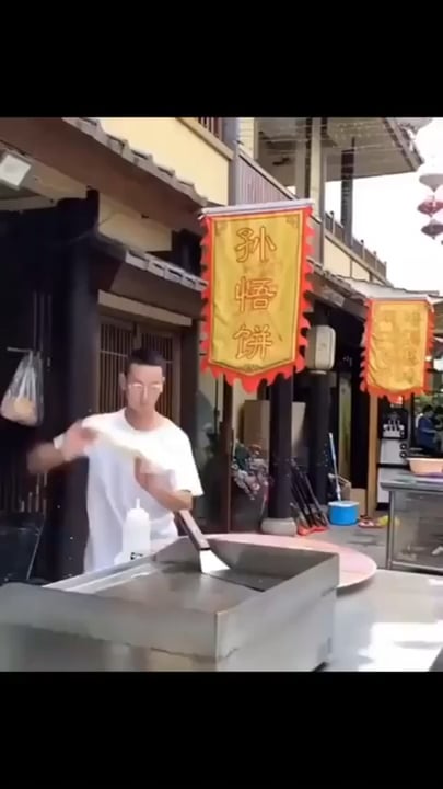 This man throughs dough on another level
