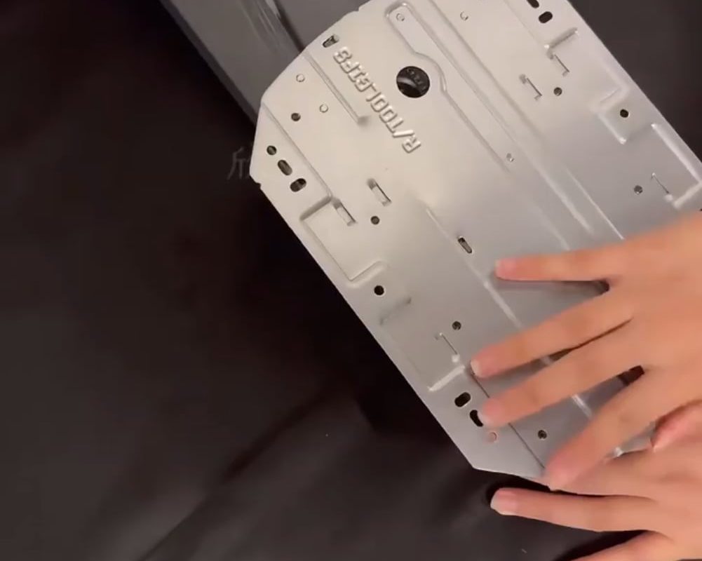 This rotating cabinet hinge