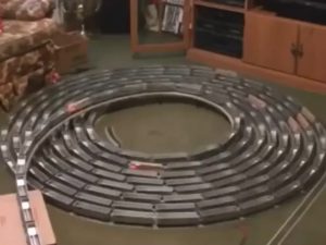 This train set and its infinite loop illusion.
