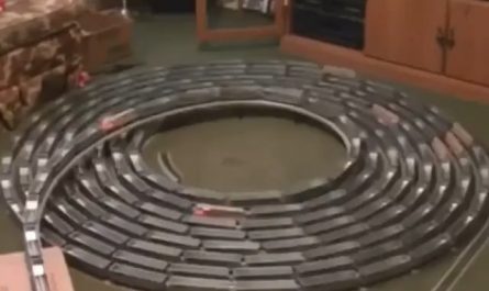 This train set and its infinite loop illusion.