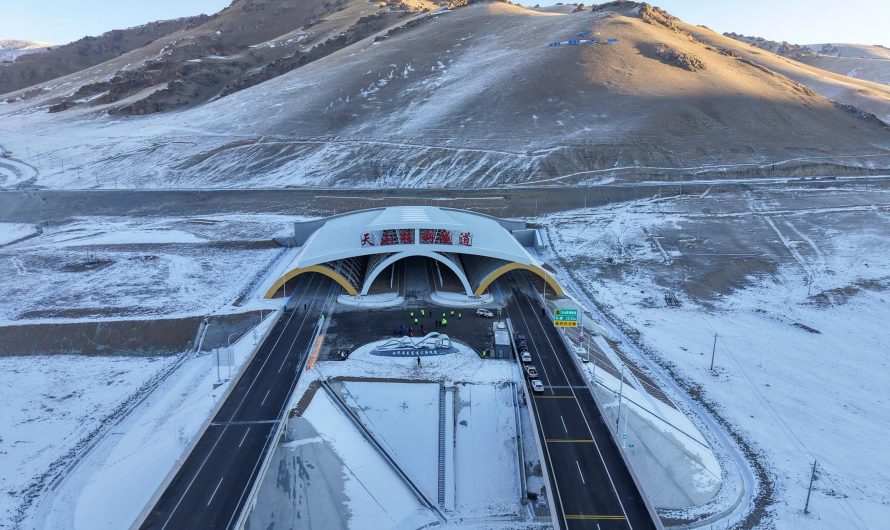 Tianshan Shengli Tunnel, at 22KM it’s the world’s longest expressway tunnel, officially opened to traffic now. It will drastically reduce travel time between Ürümqi and Yuli or Korla. Built over 5 years, it cost about $3.8 billion.