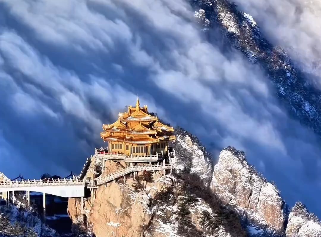 Time-lapse of a temple on Laojun Mountain in Henan, China