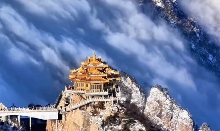 Time-lapse of a temple on Laojun Mountain in Henan, China