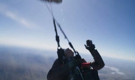Tom Cruise skydived 16 times with a burning parachute for his new Mission Impossible movie, earning him a world record. 🪂🔥