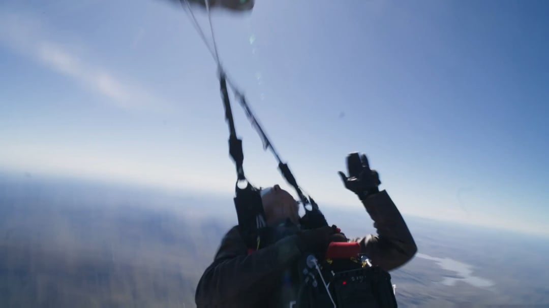 Tom Cruise skydived 16 times with a burning parachute for his new Mission Impossible movie, earning him a world record. 🪂🔥